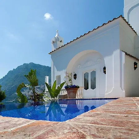 Arienzo Sleeps 6 Pool Air Con Wifi Vila